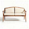 Houten bank van 150 x 80 x 75cm met beige stoffen kussens